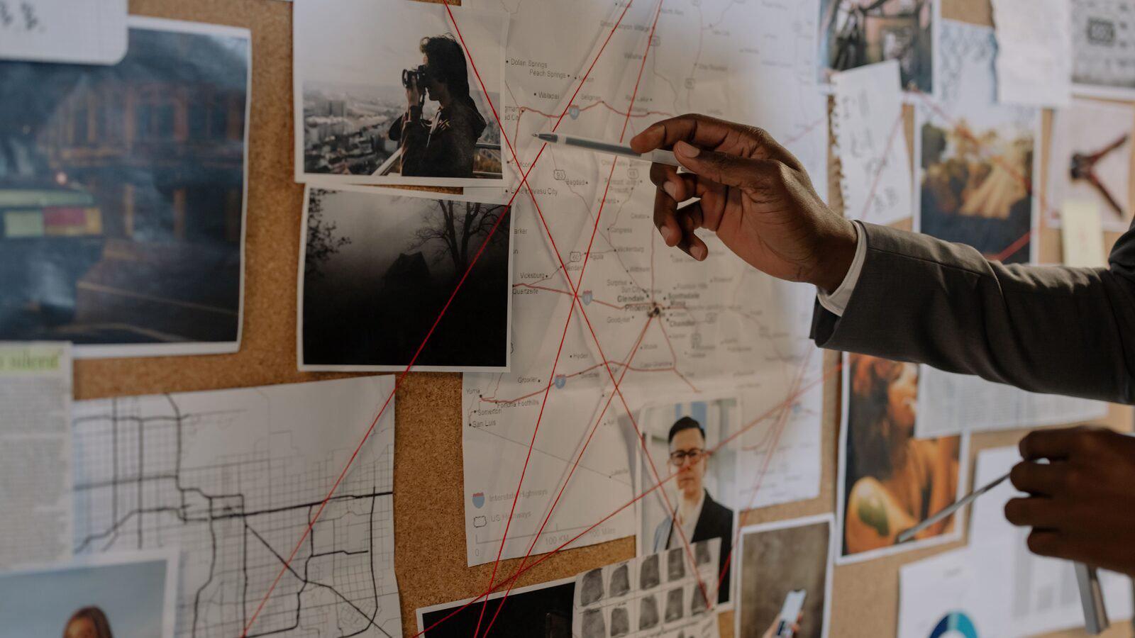 Pared de investigación con fotos, mapas e hilos rojos que conectan las piezas. Foto de cottonbro studio en Pexels.